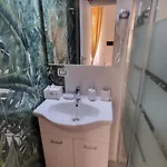 לינה וארוחת בוקר Menna רומא